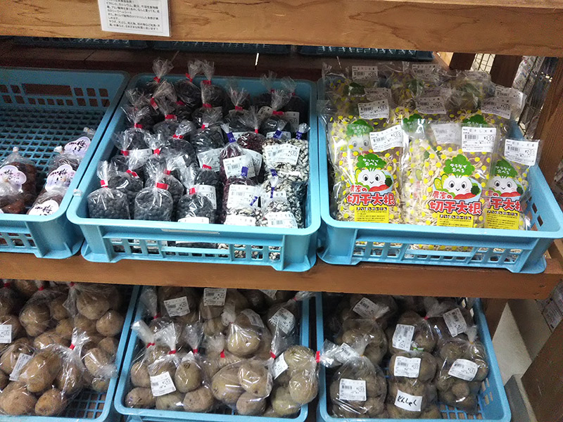 陳列されている野菜(芋類)の写真