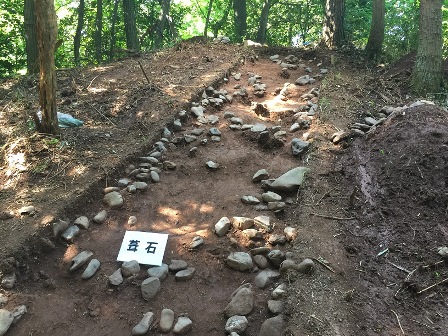 山道で並ぶ葺石の写真