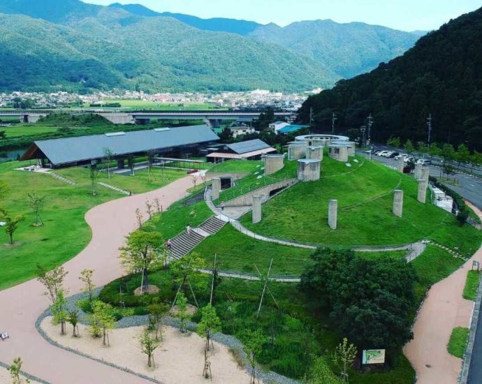 上空から見た、山に囲まれた若狭三方縄文博物館の外観の写真