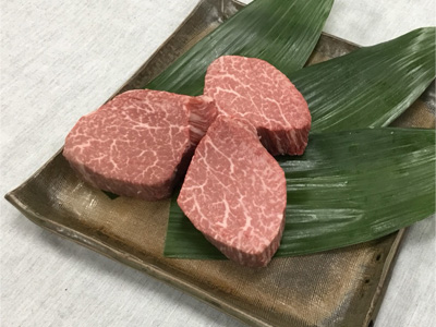 四角いお皿に焼く前の若狭牛が3ブロック盛られている写真