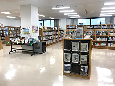 本棚とその中に本がたくさん並んでいる室内の写真(リブラ若狭)