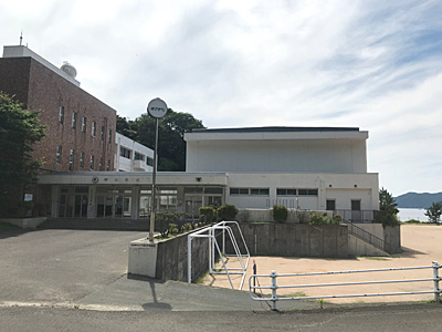 学校のような建物とグラウンドが写っている写真(漁村体験施設「みさきち」)