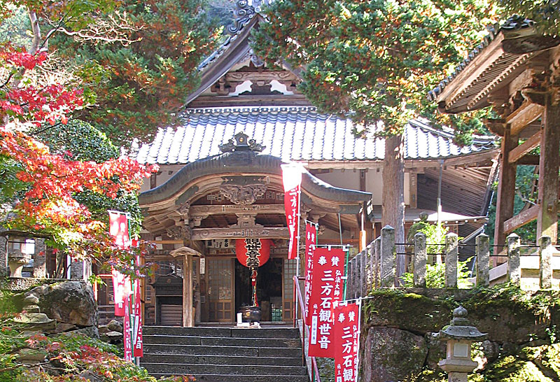 紅葉した木々に囲まれた中に建つ御堂の写真(三方石観世音)