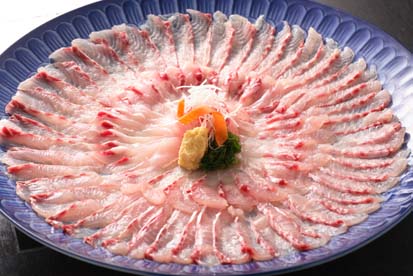 コイの刺し身を丸い皿に盛りつけた写真