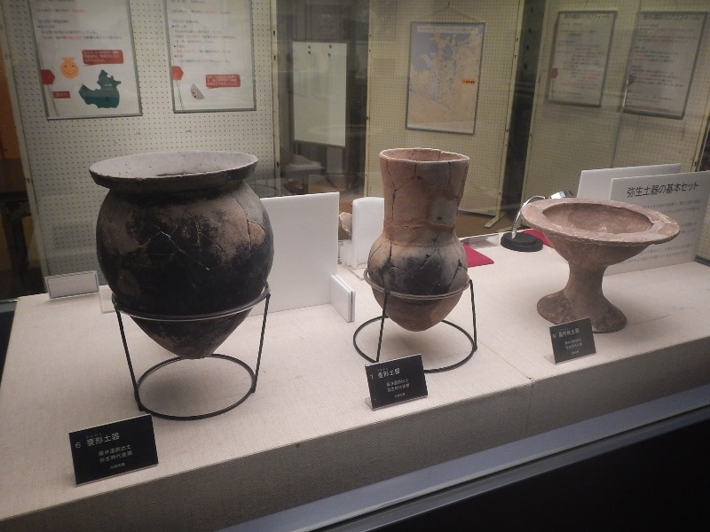 若狭三方縄文博物館に展示されている3つの土器の写真