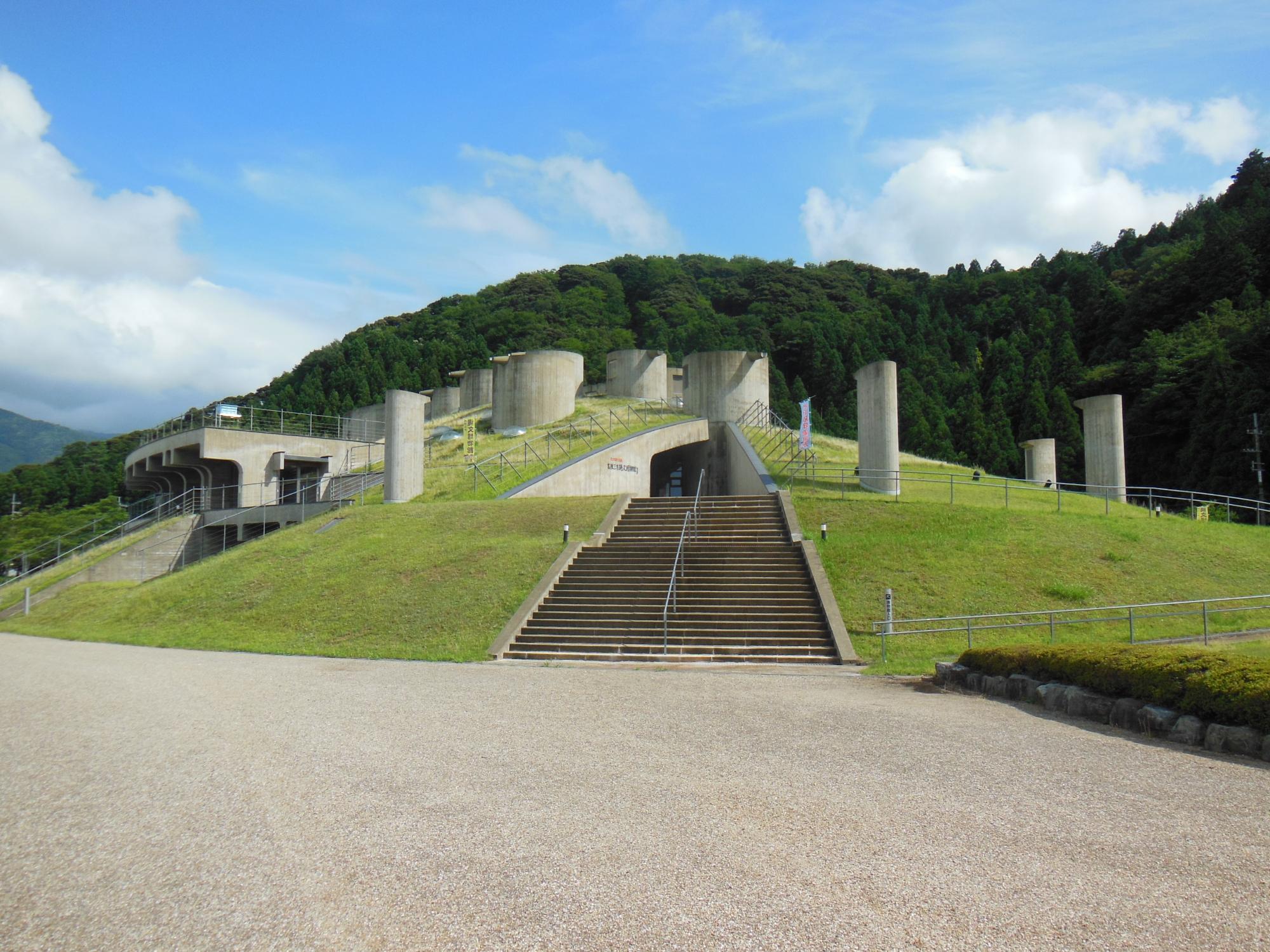 青空と山に囲まれた若狭三方縄文博物館の外観の写真
