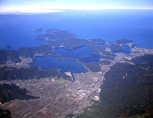 三方五湖を上空から撮影した写真