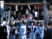 宇波西神社で着物を着た人々が階段で集まっている写真