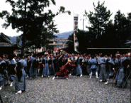 宇波西神社で着物を着た人々が集まっている写真