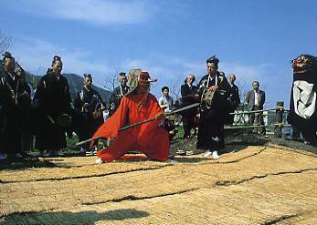 多由比神社の例祭神事の舞を披露している写真