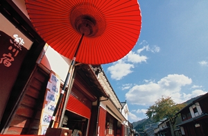 赤い傘が立っている熊川宿の写真