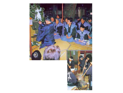 肩衣をつけた袴を着た人々が奥に正座しており、手前におおぬさを顔の前に持って正座している人の写真と、数人の男性が長い棒を使って木製の入れ物の中身を混ぜている写真