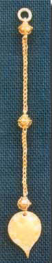 金色の丸かんから鎖が伸び間に3個の装飾玉があり一番下にしずく型を逆にした金色の装飾がついている金製垂飾付耳飾の写真