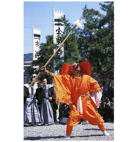 宇波西神社で天狗のお面をつけて王の舞を披露している写真