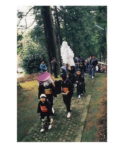 前川神社の例祭神事で子どもと大人が行進している写真