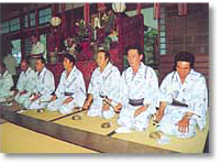 六斎念仏で浴衣を着て男性たちが畳に正座している写真