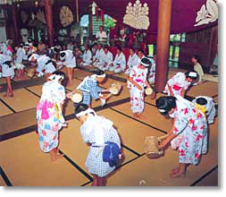 六斎念仏で浴衣を着て踊っている男女の子供達の写真