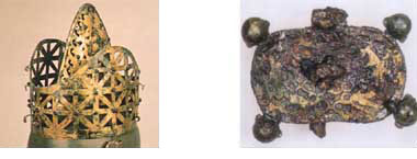 左は山という漢字に似ている形で金色の網目状に模様が折り重なって作られている金銅製冠帽 [復元複製]の写真、右は金銅でできた亀の形に似ている鉄地金銅張双竜文鈴付鏡板の写真