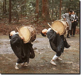 天満社例祭神事の様子を撮影した写真。太鼓を担いだ2人の男の子が写っている。