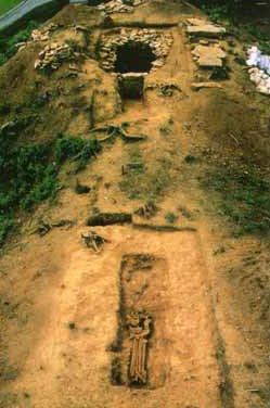 土の中から見つかった上方にに石室、下方に副葬施設が確認できる写真