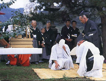多由比神社の例祭神事で男性2人が祈祷している写真