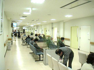 上中病院の待合室で多くの患者様が順番を待っている写真