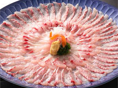 鯉の刺身がお皿一面に丸く綺麗に盛り付けされている写真