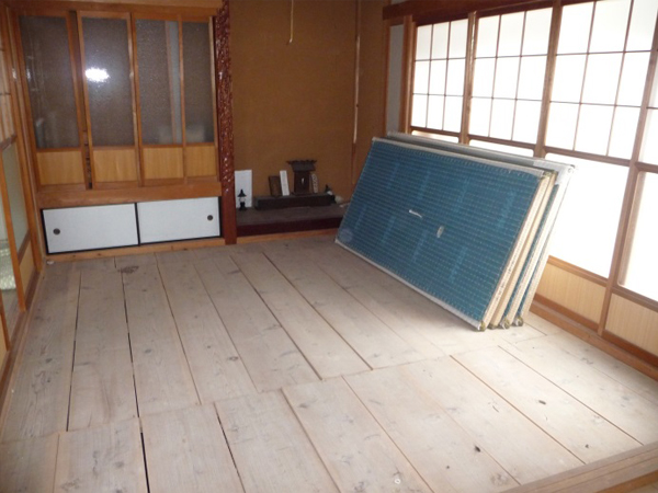 床の間がある和室で、畳が外されて引戸に立てかけられているのが写っている室内の写真