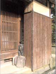 格子状の木製の大きな引き戸の写真
