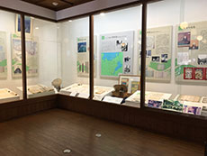 熊川の文化等についてのパネルや若狭湾や琵琶湖等の写真が展示されている展示室の写真