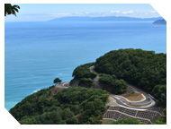 海があり山の中に道路がある風景を上から撮影した写真